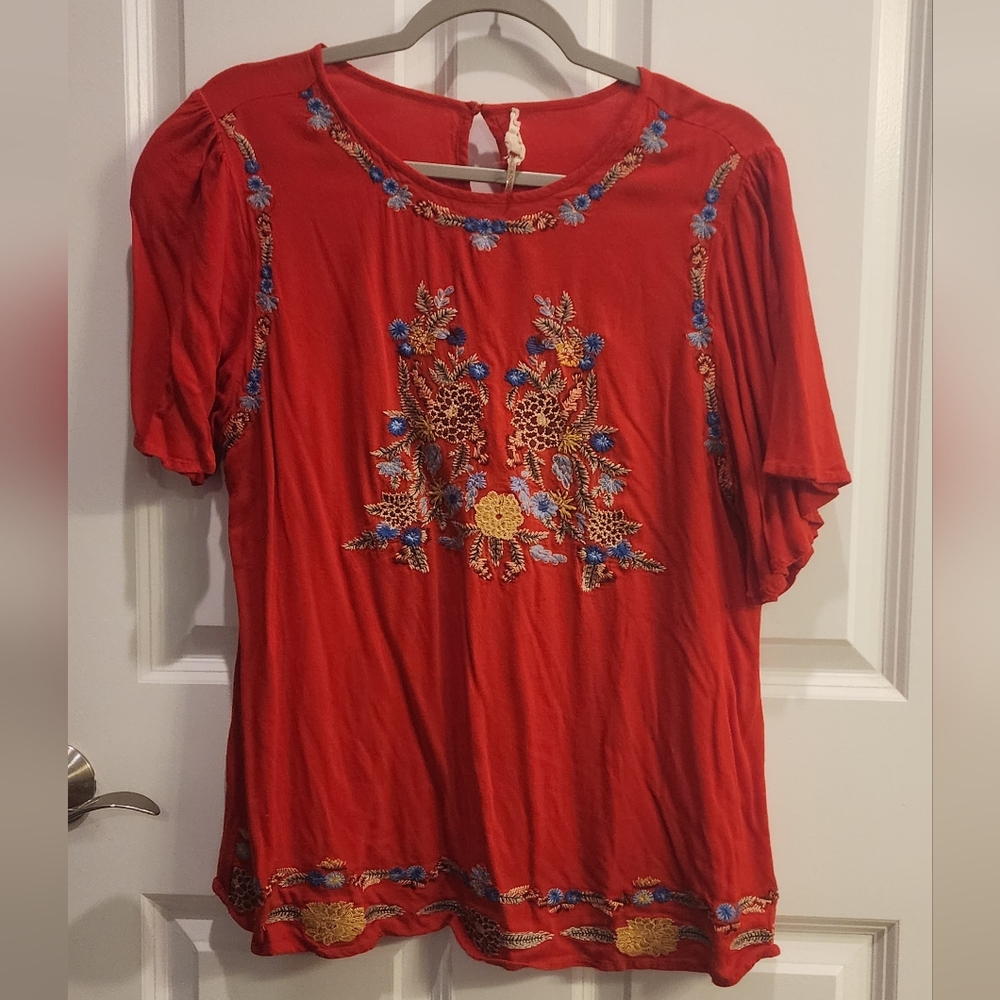 Entro Red Flutter Sleeve Graphic Blouse